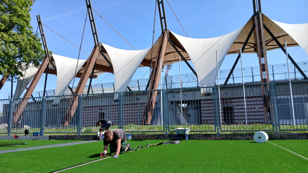 Erneuerung Kunstrasenspielfeld Multifunktionsarena –  Platz 3 bekommt ein neues Gewand