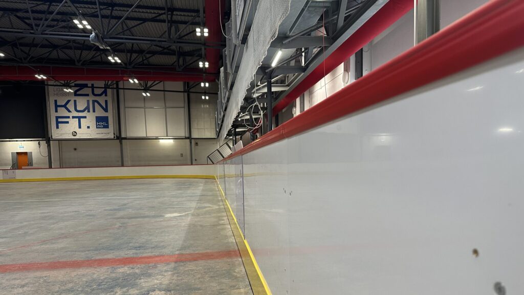 Erneuerung der Eishockey-Bandenanlage im Eissportzentrum Erfurt – Abschluss der Baumaßnahme steht kurz bevor
