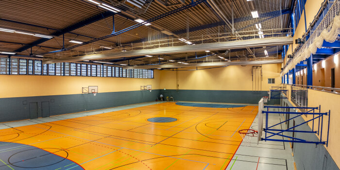Amt für Gebäudemanagement saniert Sporthallenboden der Walter-Gropius-Schule