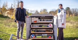 Foto: Sportbeauftragter Rene Hofmann und Leiterin des Garten- und Friedhofsamtes Ricarda Schreeg, an der neuen Sportbox im Kilianipark.
