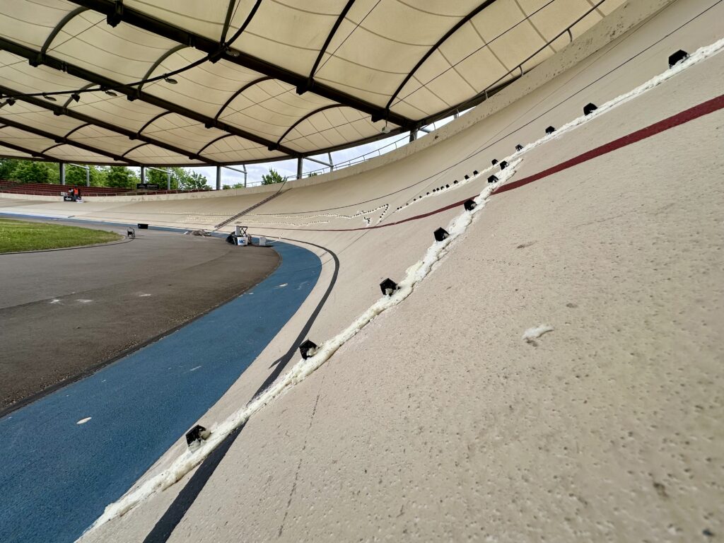 Radrennbahn bekommt neuen Fahrbahnbelag