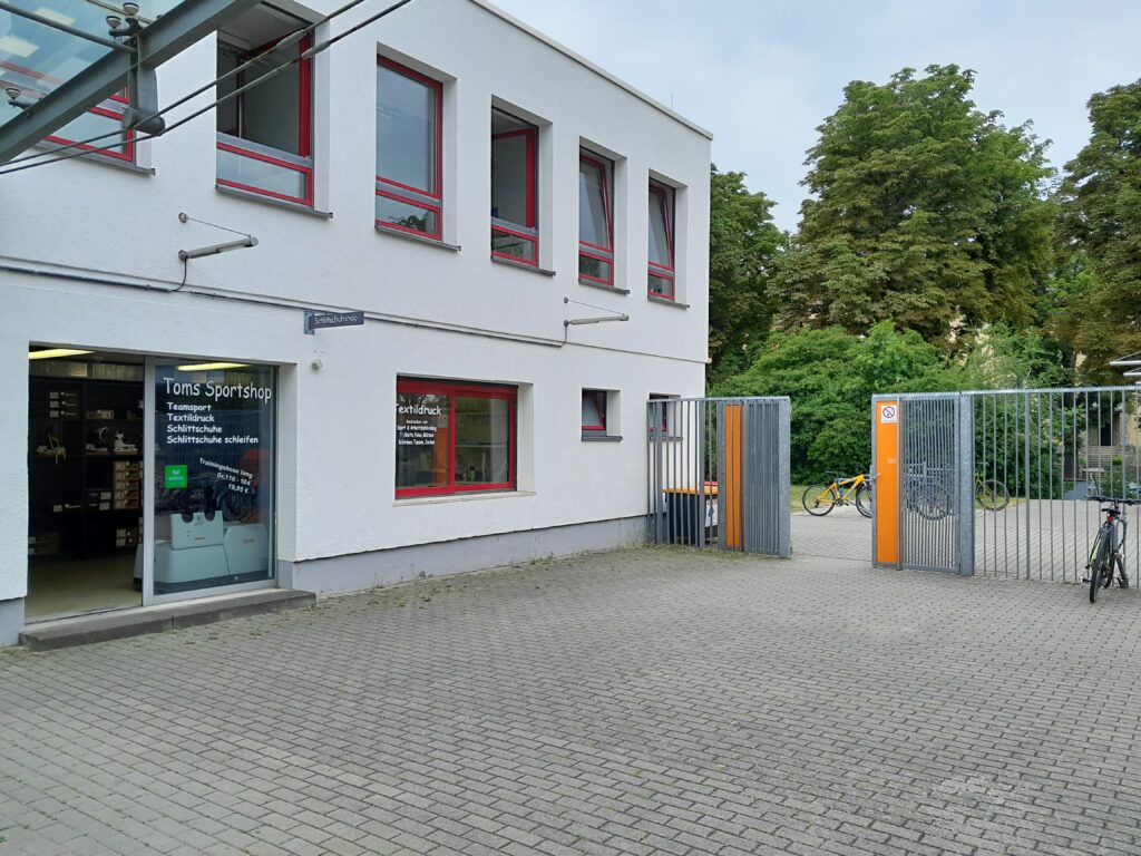 Attraktive Gewerbefläche im Eissportzentrum, Arnstädter Straße 53, Erfurt zu vermieten